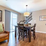 Spacious Family Friendly Townhome In Central Park